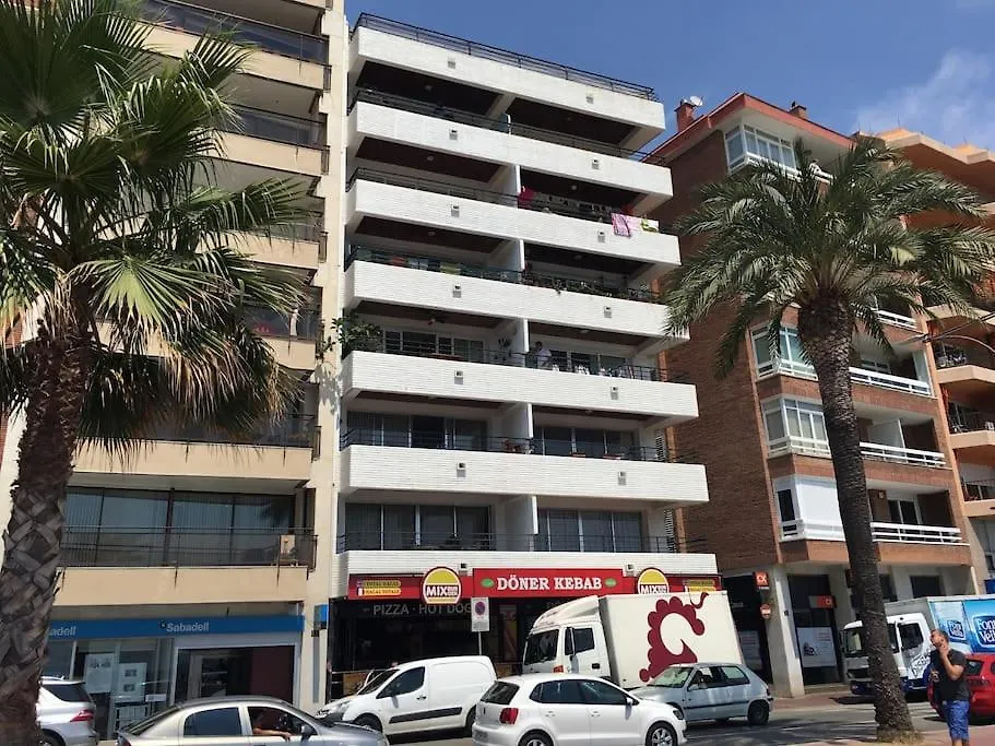 Lloret De Mar - Beachside Apartment - Free Parking - Limited Size Car